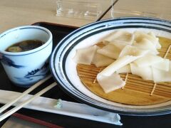 赤城高原ｻｰﾋﾞｽｴﾘｱのひもかわうどん。
（食べかけでゴメン）