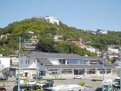 そして尾道駅の新駅舎と頭上にそびえる尾道城解体現場。