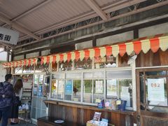 まずは観光ガイドブックでもよく見られる有名店「おやつとやまねこ」で尾道プリンを食べます。