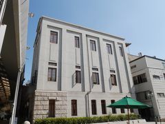 尾道商業会議所記念館が見えてきました。大正12年に尾道商業会議所会館として建てられたものです。