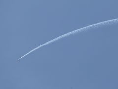 当初は朝７時に出発して有料高速道路を使用せず下道だけを走るつもりでいたが....。出発は昼過ぎに決定。

ということでお昼の12時を過ぎ。出発前に鶴岡市内で青空を見上げてみると一筋の飛行機雲が現れた。