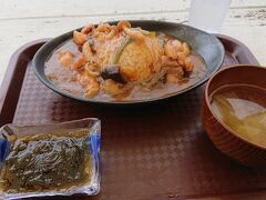 繁忙期はカレーかそばなんだそうけど、
この日は日替わり定食3種を供してました。
海で冷えた体があんかけを欲してまして。