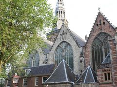 飾り窓地区を歩いていると、この場所に似つかわしくない、こんな壮麗な建物に遭遇。

１３世紀に起源を持つというアムステルダム最古の教会、その名も“旧教会”（Oudekerk）です。

この旧教会、最初は1213年頃に木造の礼拝堂として建てられ、1306年には正式に漁師や船乗り、商人の守護聖人である聖ニコラースに捧げられた教会となります。

その後数世紀を経て増築が重ねられ、現在見られるような姿となりましたが、宗旨についても、宗教改革の時代にカトリックからプロテスタント（カルヴァン派）に変容。

2016年には無宗教の人が多いオランダらしく美術館としても活用され、さらに変容を続ける教会となっています。

【Holland.com～アムステルダムの旧教会】
https://www.holland.com/jp/tourism/destinations/amsterdam/oude-kerk-jp.htm

【ポートフォリオ社オランダニュース～オランダ、宗教離れさらに加速、６８％が無宗教（2016年3月14日）】
https://www.portfolio.nl/bazaar/home/show/1289