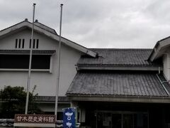 いつもレンタカー屋さんの写真を忘れる・・・
今回は「バジェットレンタカー博多祇園店」さんでお借りしました

でやって来たのは福岡は朝倉市にある
「甘木温泉：卑弥呼ロマンの湯」さん
2回来たことがあるのですが
2回とも休業中で3度目の正直での訪問です

写真の「甘木歴史資料館」は駐車場が共用なので
こちらに停めさせていただきました
こちらの資料館もとても良いのですが
今回は時間的にパスしましたm(_ _)m