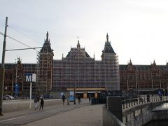 てくてくと歩いて７時５０分、アムステルダム中央駅までやってきました。

1889年に完成したという、東京駅に似たネオ・ゴシック様式の駅舎は残念ながら改修工事中・・・。