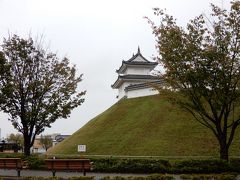 柏を朝６時に出発、日光東照宮を目指します。
下道をトコトコ走って、マツダのナビに任せて走っていたら・・・。宇都宮市街は迂回する道もあるのに、なんでこんな市街地の中の細い道を通すわけ？　ハァ？　こんなところ右折させるわけ？　とわざわざ渋滞の中を走らされイライラが募っていたところ・・・。あら？　ここはお城！！　宇都宮城！！　びっくりしました。
我がデミオちゃんは、私が城好きを知っていてわざわざ城の前を通らせたのかぁ・・・。　なわけないですけど、車窓から偶然に宇都宮城を撮影です。