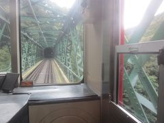 塔ノ沢･出山信号所間にある早川橋梁

なんと､現存する日本最古の鉄道橋で橋長61.0m､河床からの高さは43m
1991年にかながわの橋100選に選ばれ､1999年2月19日には現存する唯一の錬鋼混合200ft桁として登録有形文化財に登録されていて､近代化産業遺産にも認定されています