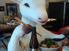 宮古島にはヤギラーメンのお店がありました！
ヤギのお肉で出汁をとったラーメンです。

それなのに、店内ではヤギが嬉しそうにラーメン食べてるんですよ。

｡･ﾟ･(ﾉД`)･ﾟ･｡それ、共食い

ヤギさんに相席させていただきましたが、美味しいラーメンでございましたm(_ _)m