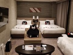 本日の宿は「三井ガーデンホテル熊本」です。
清掃トラブルが有り、部屋をアップグレードしてくれました。
しかしそこには有名な先客が...。
くまもん部屋！