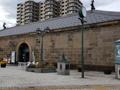 運河館と同じ旧小樽倉庫の西側は「運河プラザ」です。

観光案内所とお土産品販売・喫茶です。