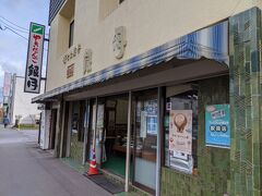 湯の川温泉へ行った時にやきだんごを。「銀月」と言うお店です。
お店に入るとやきだんごのいい香りが。
入口で焼いていました！