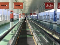 中部国際空港に車で到着したのは7：30前でした。
今回はジェットスター便で8：35出発の飛行機。
すでに家から搭乗チェックインも済ませてあるから
まだまだ余裕のある時間で、出だしも好調♪
話題のＧＯＴＯトラベルのお陰か人は多く、また修学旅行生らがいたためセントレアの手荷物検査場は長蛇の列になってました。

最後尾から並び、検査場に近づいていくと・・・
小さな文字で張り紙が。

「ジェットスター及びエアアジアはターミナル２」
https://www.centrair.jp/t2/
・・・？え？聞いてませんけど。

ジェットスターのウェブチェックインの時にもターミナルは指定がなく

セントレア内にも検査場に近づいてから張り紙が一枚あっただけ・・・。
（気付いてないだけなのかな）

検査場の入り口の人に、
ターミナル２って遠いですか？と聞いたら、
こちらから歩いて20分ほどですね(^▽^)ﾆｺ

と。結構遠いやん！(;´Д｀)
向こうでも並んでたらやばいやーーん！
と延々と歩く歩道を歩くこと10分ほど。

ターミナル２がありました。
めっちゃ遠い・・・
多少の余裕を残して飛行機に乗り込みました。
絶対、焦った人たくさんいると思います。
ジェットスターさんもセントレアさんも
もう少し大きくお知らせをしていただけるとありがたいなぁ～(つд⊂)

そんなこんなで10：00福岡空港に無事到着。
福岡空港　https://www.fukuoka-airport.jp/

公共交通機関を使って移動しようかと当初は思っていたのですが
コロナ禍のなか少しでも安心安全に旅をするには
レンタカーかなぁ、と思ってバジェットレンタカー福岡空港店さんで
借りることにしました。

福岡空港の北側にでたためレンタカー乗り場まで移動したのちに
バジェットレンタカーさんへＴＥＬ。
数分で来てくれました。
ちなみに南側だと近いので出口から歩いて店舗へもいけるそうです。

店内は7～8組待っていたので混雑していました。
だいたい30分ほど待って車を用意してもらいました。

家族４人なのでコンパクトカー、日産リーフ。
ＴＯＹＯＴＡにばかり乗ってきたので日産とか乗れるのはレンタカーの良さですね！

福岡からすぐに高速に乗って長崎県を目指します。
だいたい11：30頃だったかと。
少しお腹が空いたので金立ＳＡでからあげとか
福岡銘菓の博多とおりもんを買ってお腹を満たしました。

ここからもうしばらく車を走らせて
目指すは長崎のレモンステーキの元祖（なの？）といわれる
時代屋さんへ
http://www.jidaiya.ne.jp/