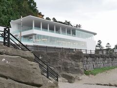 道の駅 雨晴は、海岸の目の前に建ち新しくて白いおしゃれな建物でした。



