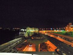 夜の那覇空港駅は初めてです。やってきたのはDMMかりゆし水族館仕様の車両でした。