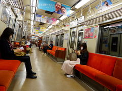 まずは中洲川端駅から地下鉄箱崎線で貝塚駅まで。箱崎線は阪急電車みと東急線みに、JR東日本を足して割った感じ（？）。福岡試合地下鉄路線によって随分違う。車内広告が疎らなのは、東京だけじゃないんだな…。