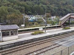 「奈良井駅」12：47通過。
県道から駅が見えてきました。