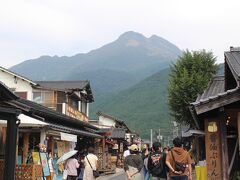 レンタサイクル（電動アシスト）を借りて”湯の坪街道”へ。両脇の雑貨や食べ物の店をみな覗いているが、見上げるとここからの由布岳の眺めもなかなか良い