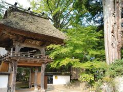 街道を離れて古刹「佛山寺」に参拝。大イチョウの木と、鐘楼を備えた山門が特徴的