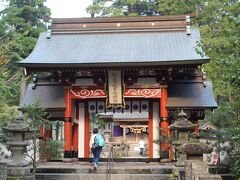 続いて「宇奈岐日女神社」へ。数年前の豪雨で境内の木が倒れてしまったとのことで古木鬱蒼ではなかったが、周囲を濠に囲まれた特徴的な本殿が珍しかった。