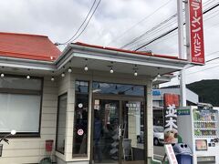 今回の目的地「ハルピンラーメン！」
開店時間から10分も過ぎていないのにもう満席でびっくり！
少し待ってから席に着けました
席はカウンターのみでした
入ってから知ったんだけど、この店舗にはお目当の「唐揚げ」はなかった…
けどラーメンが美味しかったので全然OK！