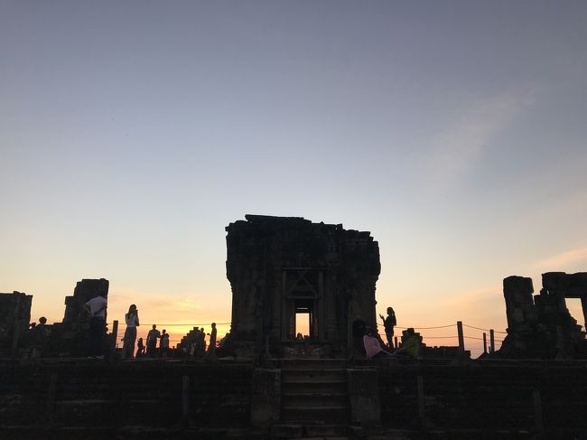 今日はプノンバケンから幻想的な夕日』シェムリアップ