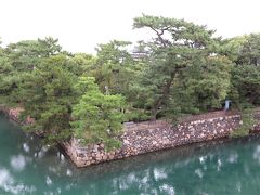 男木島、女木島へ行く予定ですが、弱雨だったのと、
あまり見るものが島になさそうだったので、
高松をぶらぶらする事にしました。

ホテル目の前の玉藻公園に行きました。