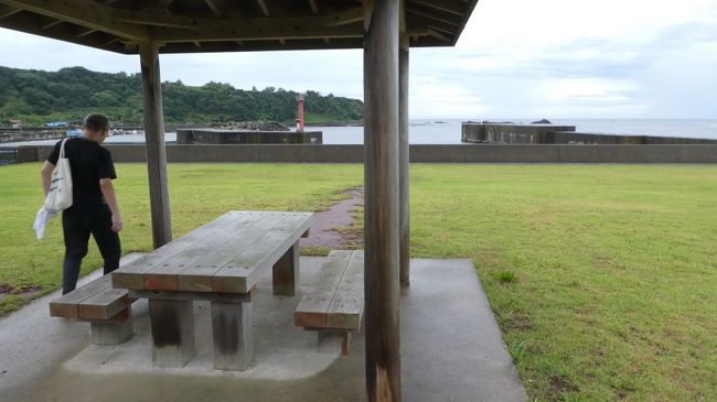 芝生の公園の　屋根付きベンチ<br />海岸沿いに　芝生とは　何と贅沢なんだ