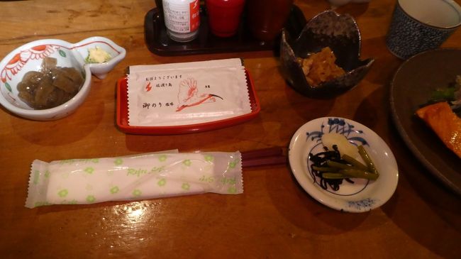 いごねりと　佐渡の海苔　これは薫り高かった<br /><br />つけものの　太いのはなに<br />わらびの茹でたての様な食感で面白いから<br />そう聞くと水ぶきと言うのだと<br /><br />どこで売っているのと聞くと　スーパーでもあるけど<br />見つけた時はラッキーですよって<br /><br />そんなに品薄な物なんだ<br />