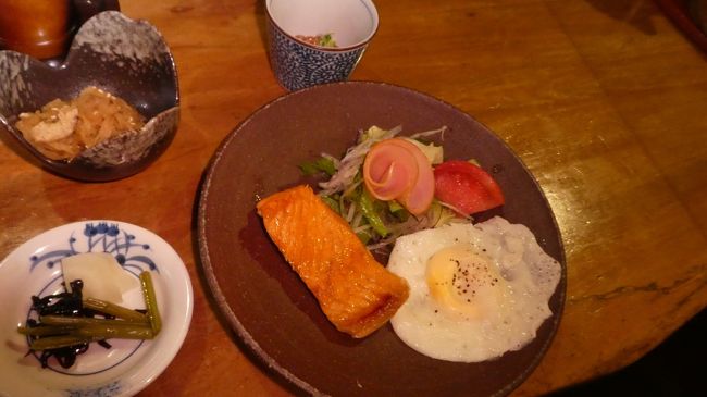 煮物と　洋風皿<br /><br />焼き鮭と　卵と野菜サラダ<br /><br />これだけあれば　ご馳走やん<br /><br />イカ刺しでもあればビールも飲みたいけど…<br /><br />でも今日はドライブだからなぁ…<br />