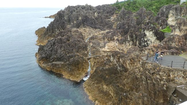 それに注ぎ込む滝までありました