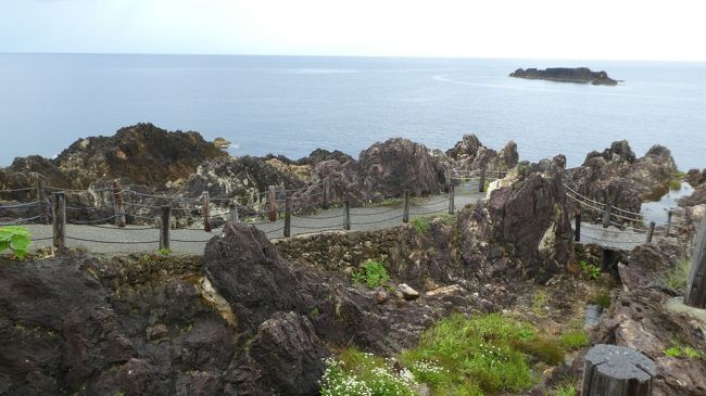 この道を下って行き