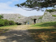 続いては座喜味城跡。
琉球王国の名築城家と言われた護佐丸の城です。
周囲の動きを監視する目的で築かれた小さなグスクですが、他のグスクとは少し違った趣が感じられます。
沖縄のグスクと言えば、南国の青い空、青い海、そして南国の草木がセットですが、座喜味城跡の前にあるのは私たちが良く見る松の木。
他のグスクと違って見えたのは、気のせい／木のせいでしょうか。