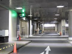 本日の宿はホテルインターコンチネンタル東京ベイ。
ニューピア竹芝（サウスタワー）の駐車場へ。