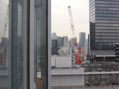 左側。
画像中央付近に東京エディション虎ノ門の頭が見える。