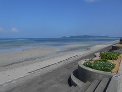 　伊計島の途中にある「海中道路」に到着しました。
引き潮により遠浅さになっていました。
右側に大きな石油タンクが見えますが、沖縄出光の石油基地です。