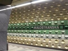 こちらはプラハ城へのトラムに乗り換えで下りたマロストランスカー駅。このフォントやデザインで統一されているようです。