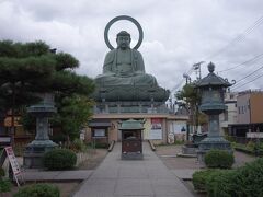 高岡大仏は鳳徳山大仏寺にある、高さ約16メートルの阿弥陀如来坐像です。