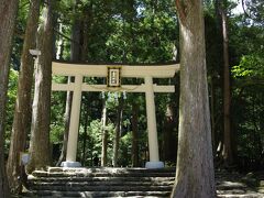 飛瀧神社の鳥居が見えました。
那智の滝への入口です。