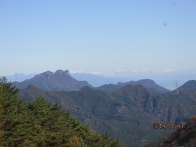 内山峠から真正面に見える妙義山を見る（去年の写真）。