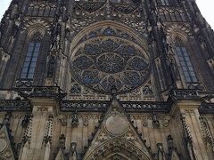 St. Vitus's Cathedral どーん。この『西側のバラ窓』を正面に、左手に回り込んで入場します。入れるまで10分ぐらい並んだかな？　
・塔の高さは82ｍ。
・バラ窓の設計は1925-27年。実は新しい！
・バラ窓は『創世記』のシーンを表わしている。