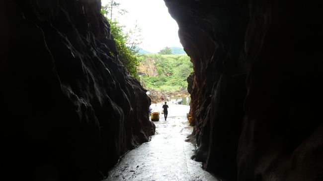 下りはまだ楽だから良いけれど　帰りは上りが待ってます<br /><br />この岩の間を抜けると　船着き場です