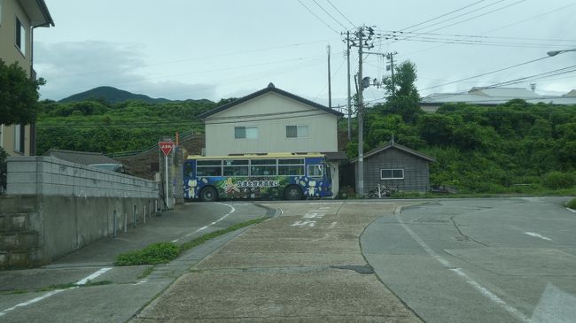 では次に向かいましう<br /><br />佐渡の路線バスが　こんなカラフルでした<br /><br />佐渡を世界遺産に　と　ラッピングしてありますが<br /><br />世界遺産にして観光客が増えたらまたどうするんだろう