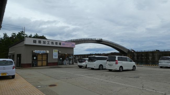 ここには防波堤に渡る　橋があり　その下を漁船が行きかいます<br /><br />左手には　土産物と釣竿を貸してくれます<br /><br />また　一夜干し作りや　イカ釣り体験などの　受付もやってましたが…