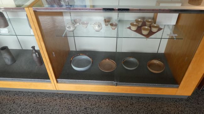 陶芸の島・佐渡のアンテナショップとして、<br />人間国宝．三浦小平二氏、伊藤赤水氏の作品をはじめ、<br />佐渡の様々な窯元、約1000点の作品を、一堂にご覧いただけます。<br /><br />その中には、風の窯で作陶している、<br />歌舞伎の人間国宝・坂東玉三郎氏の作品も展示してあります。