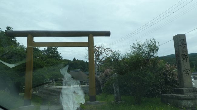 佐渡と言えば　真野宮<br /><br />金山を掘るために罪人だけ流されたところではありません<br /><br /><br />鎌倉幕府　源頼朝から3代　<br />暗殺されて　その後　<br />幕府を継いだ北条家と　天皇家が　戦を起こしたのが　承久の乱<br /><br />後鳥羽上皇が鎌倉幕府執権の北条義時に対して討伐の兵を挙げて敗れた兵乱です<br />後鳥羽上皇は　隠岐に<br />第三皇子の　順徳上皇は　この佐渡の地に流され<br />ここの土となったのです