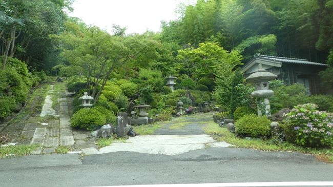 こんな庭のある家は　金でもうけたのか