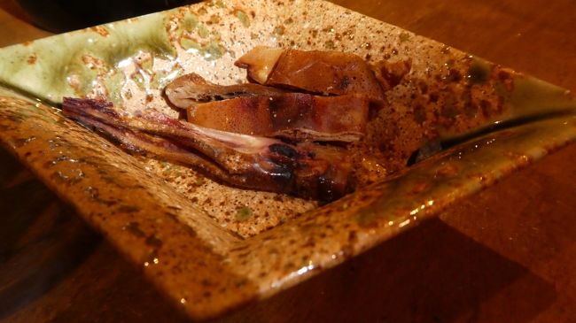 食堂で　瓶ビール貰って飲んでたら<br />これどうぞと　イカの丸干しいただきました