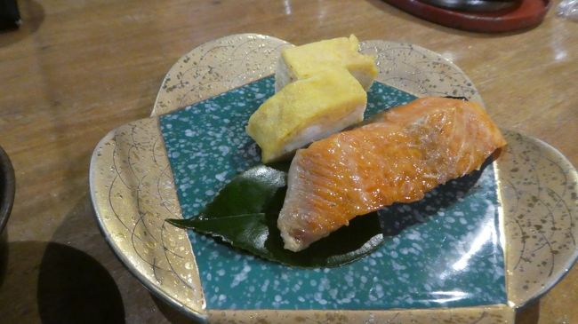 今日は焼いた鮭と　出汁巻きですね