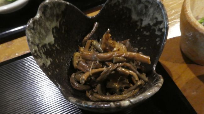 山菜の煮物より<br /><br />この割れ山椒の様な器<br /><br />これ旦那さんの作ですね　使いやすいように薄く仕上げてある