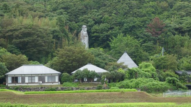 この石像に別れを告げ